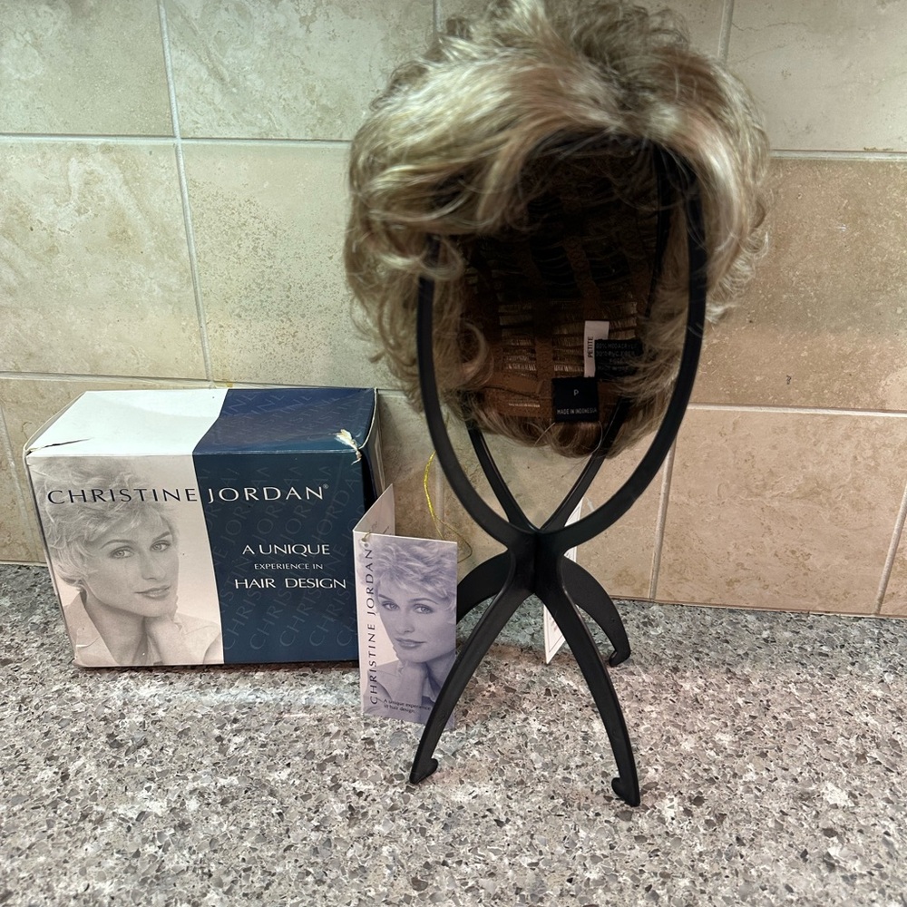 New NWT Women’s Christine Jordan Short Curly Blonde Brown Wig